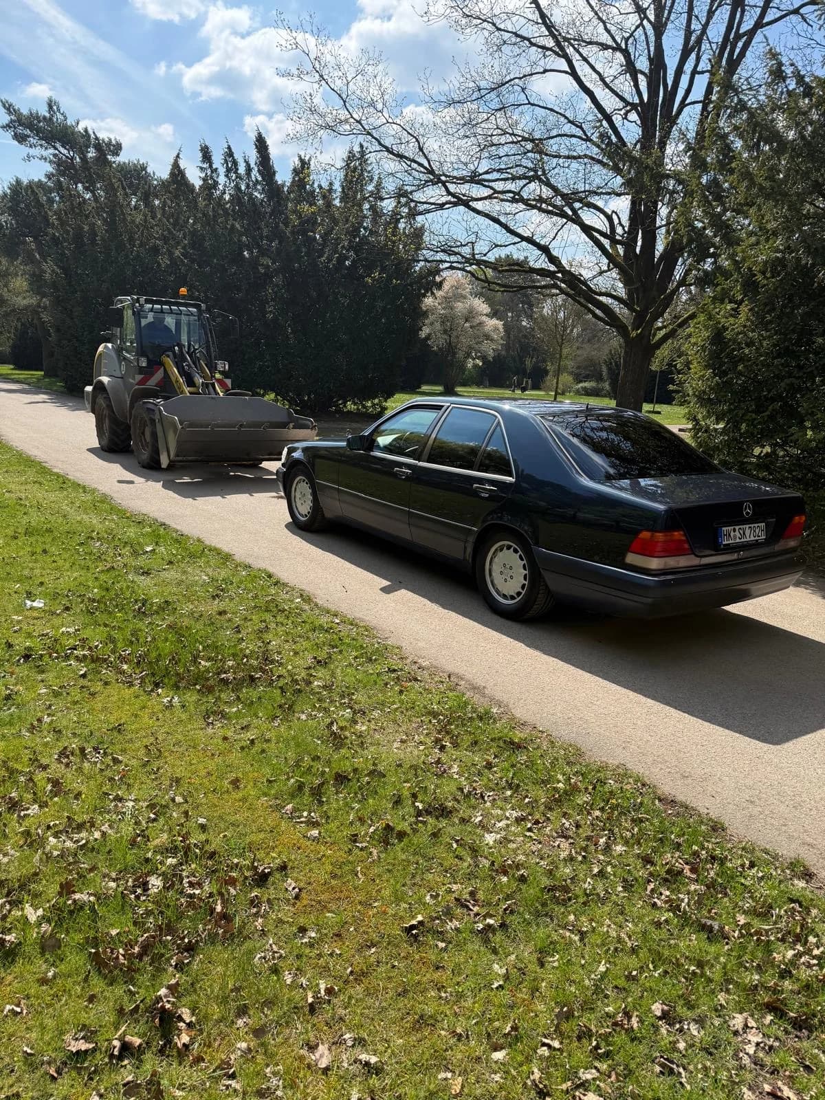 Oldtimer an einer Einsatzstelle während einer Fahrzeugbergung