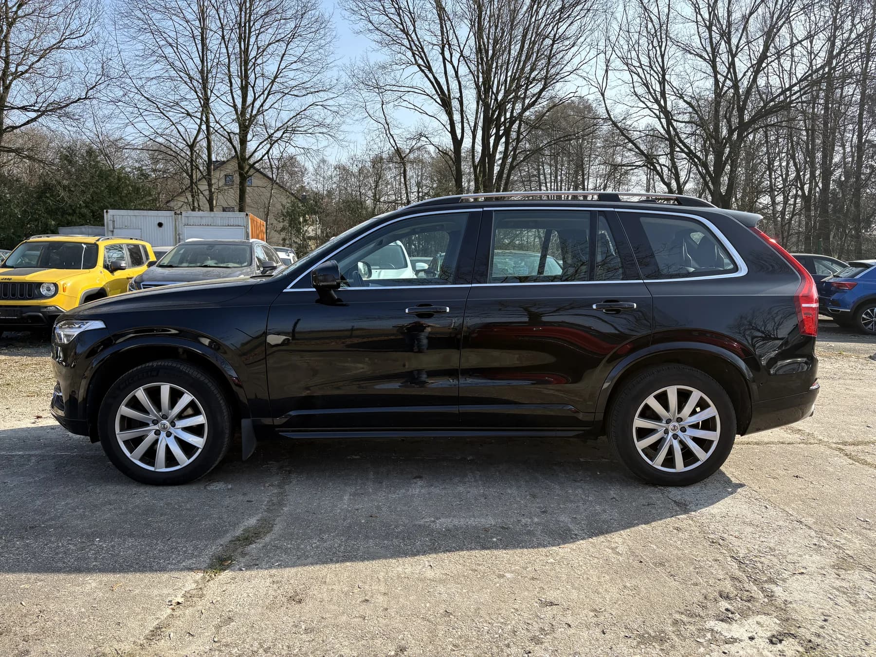 Volvo XC90 Seitenansicht bei einer Fahrzeugbewertung