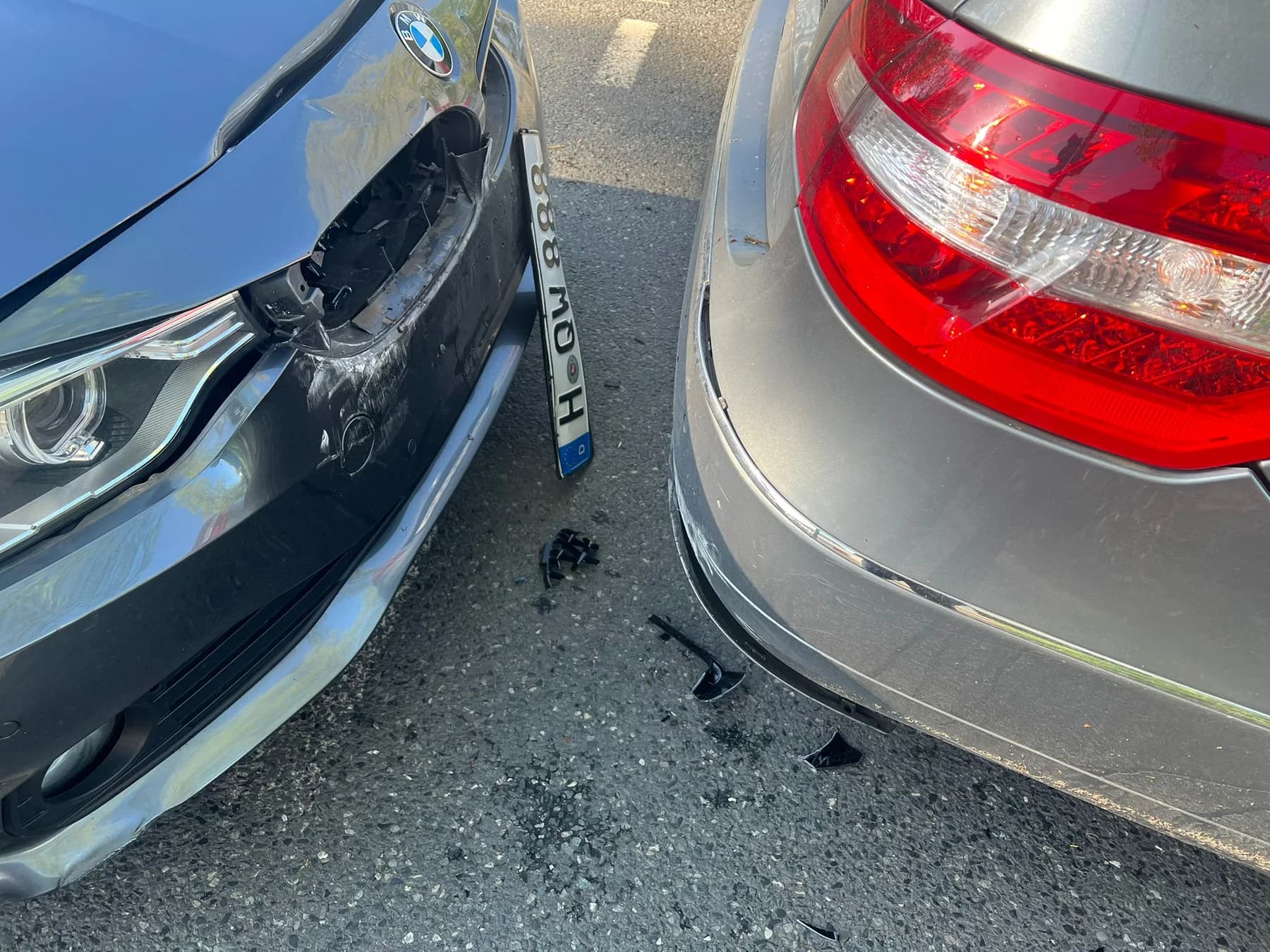 Nahaufnahme eines Frontschadens an einem BMW nach Kontakt mit einem Mercedes
