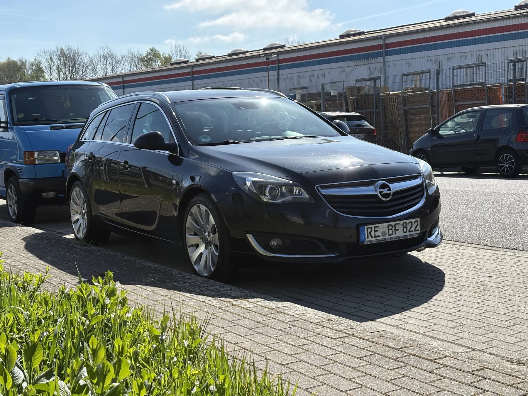 Opel Astra bei einem Gebrauchtwagencheck im Außenbereich