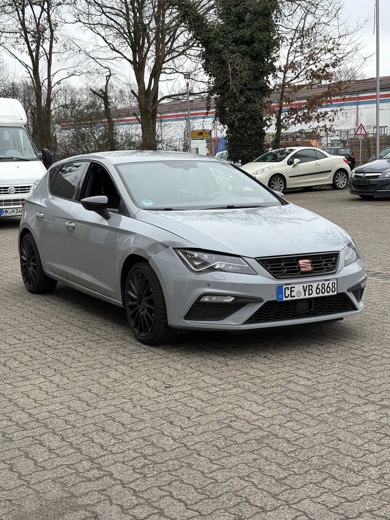 Seat Leon bei einem Gebrauchtwagencheck auf einem Parkplatz
