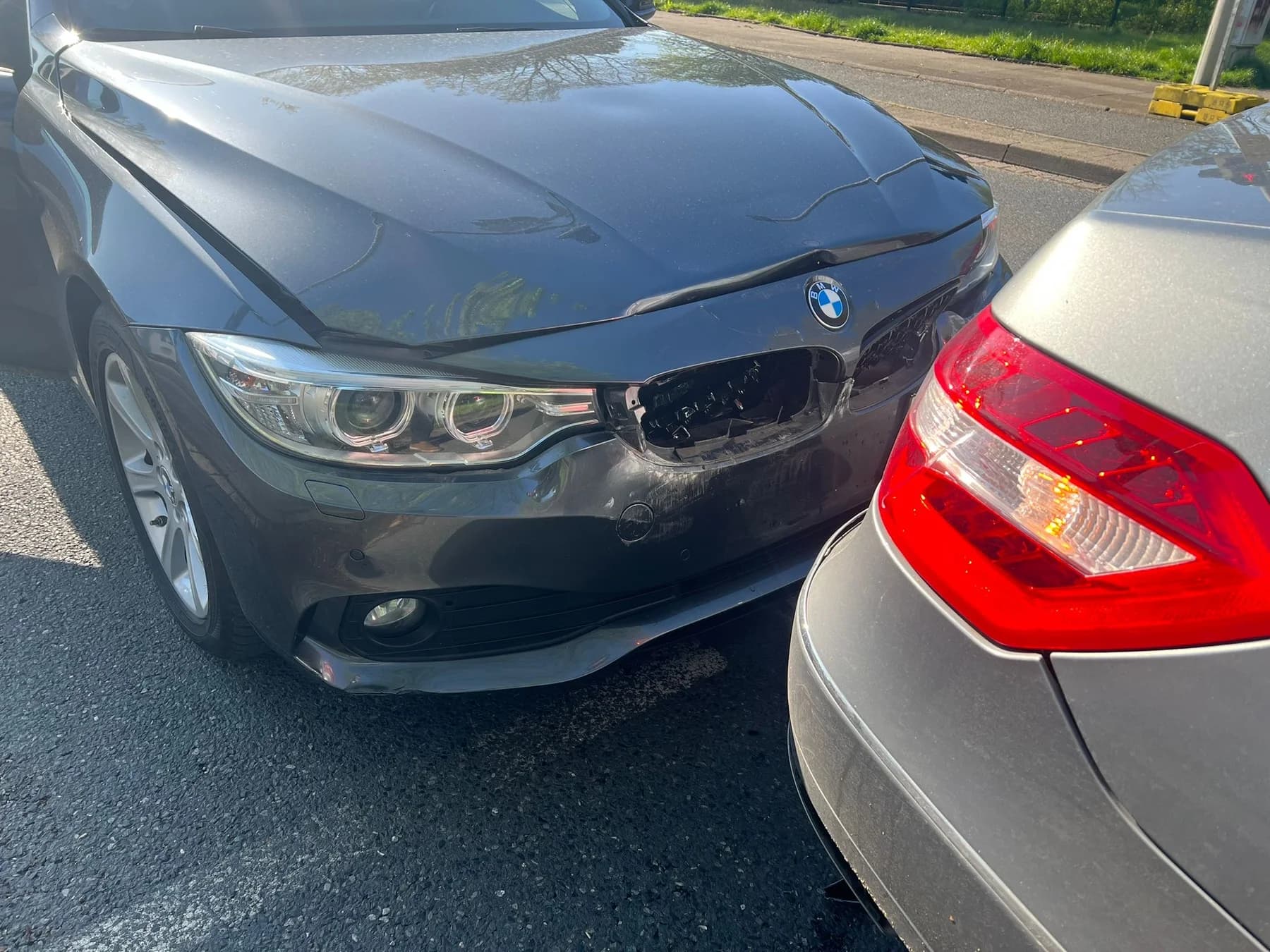 Unfallschaden zwischen BMW und Mercedes als Schadenaufnahme vor Ort