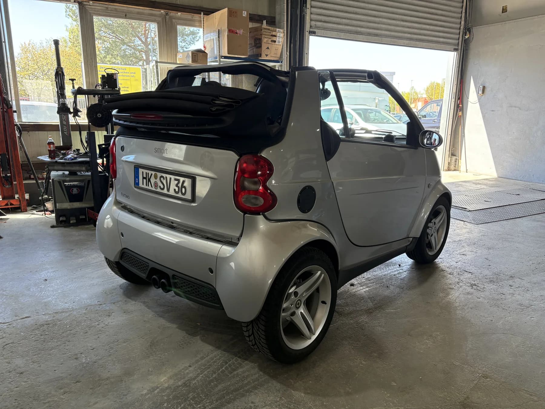 Smart Fortwo in der Werkstatt bei einer Begutachtung