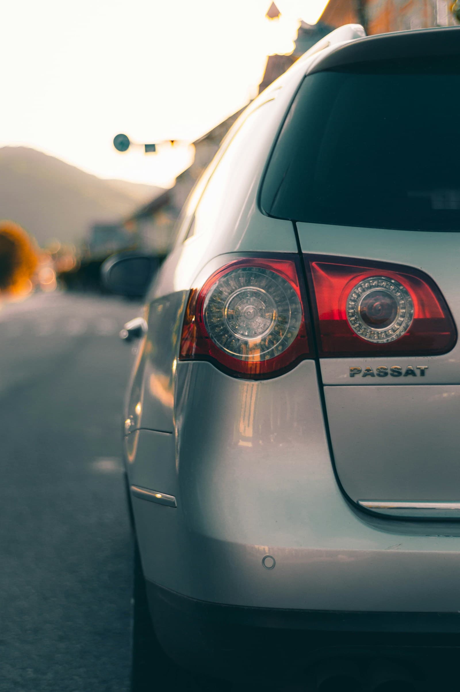 Fahrzeugheck als Hero-Motiv für den Gebrauchtwagencheck