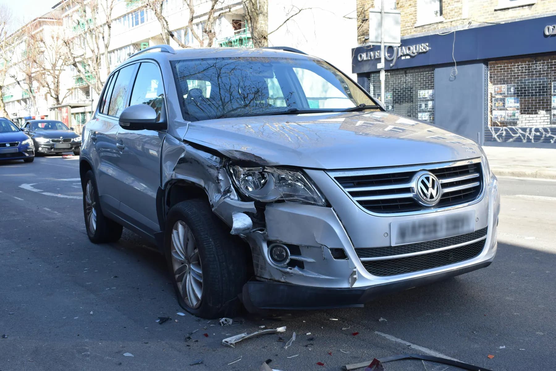 Dokumentierter Frontschaden auf der rechten Fahrzeugseite als Fallbeispiel.
