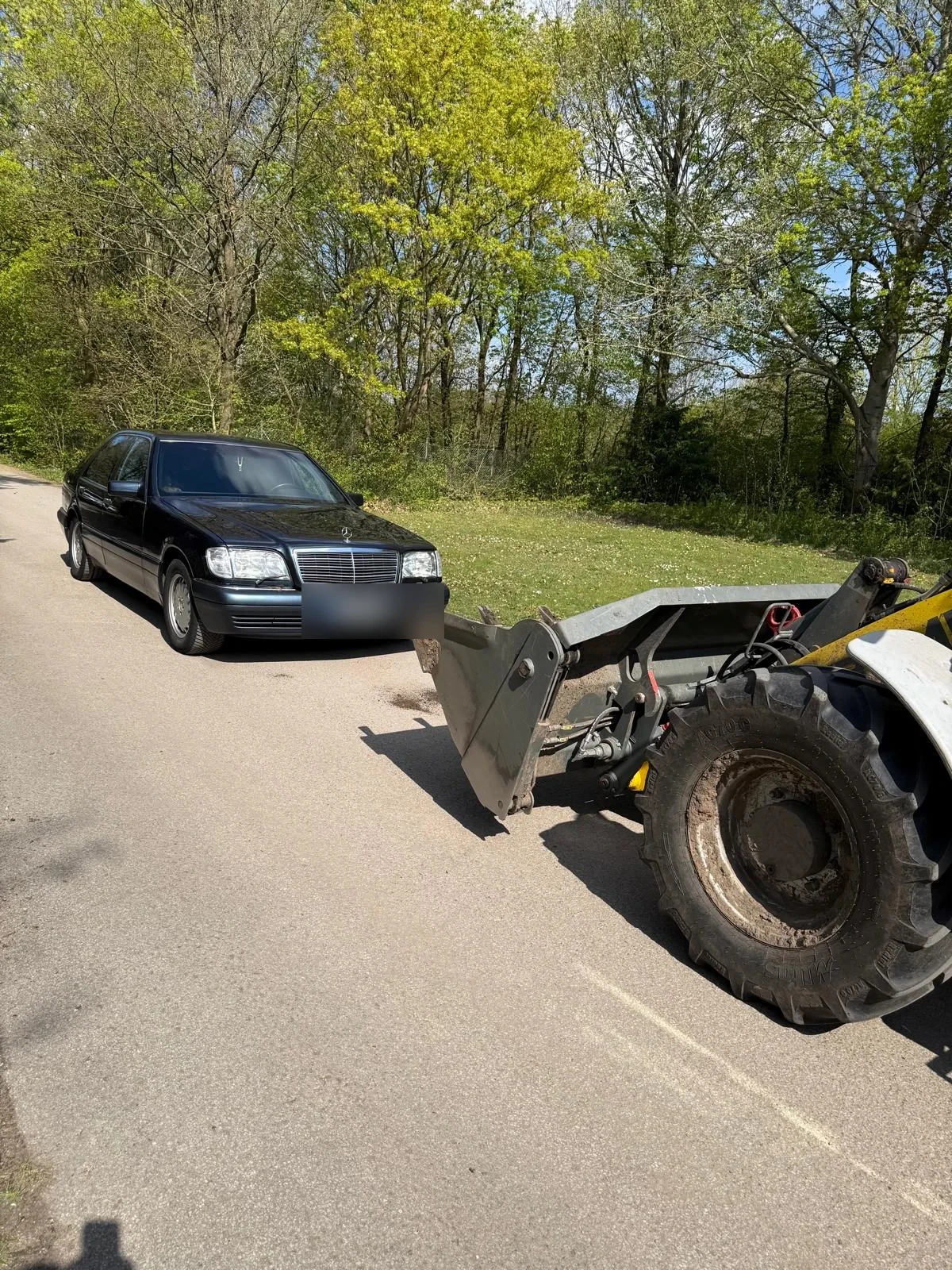 Mercedes bei einer Fahrzeugbergung auf einer Landstraße