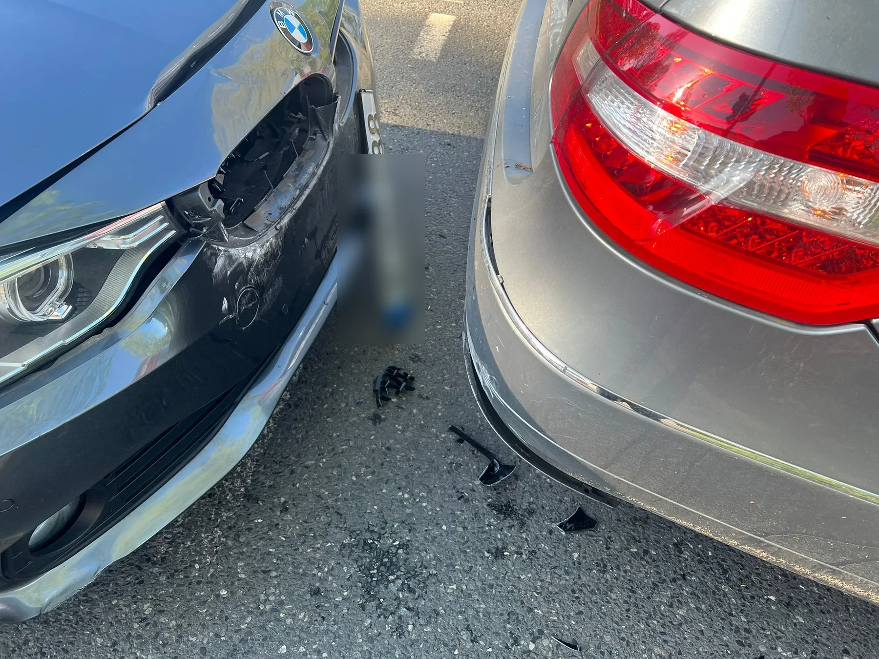 Nahaufnahme eines Frontschadens an einem BMW