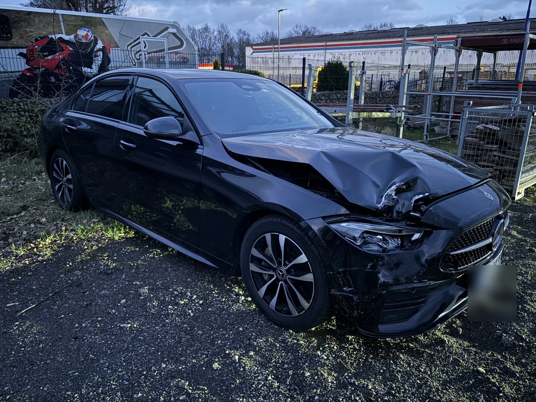 VW Golf mit Frontschaden als Beispiel für ein Unfallgutachten