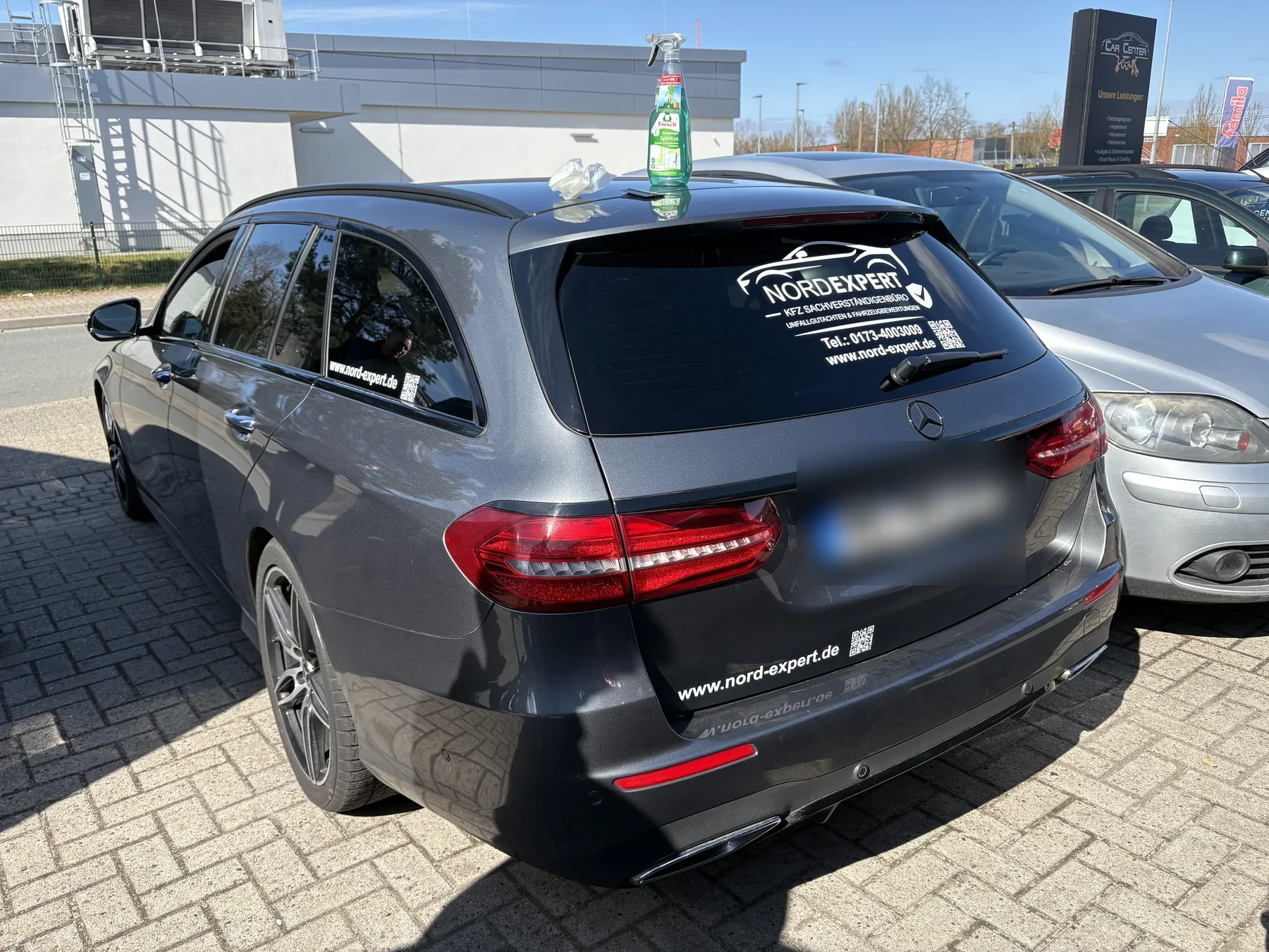 Mercedes Kombi bei einer Fahrzeugbewertung
