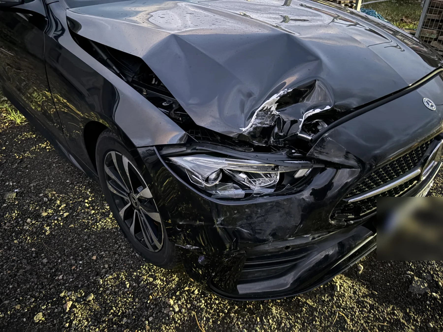 Detailaufnahme einer beschädigten Motorhaube