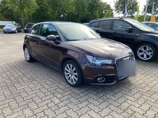 Dunkelroter Audi A1 in der vorderen Dreiviertelansicht