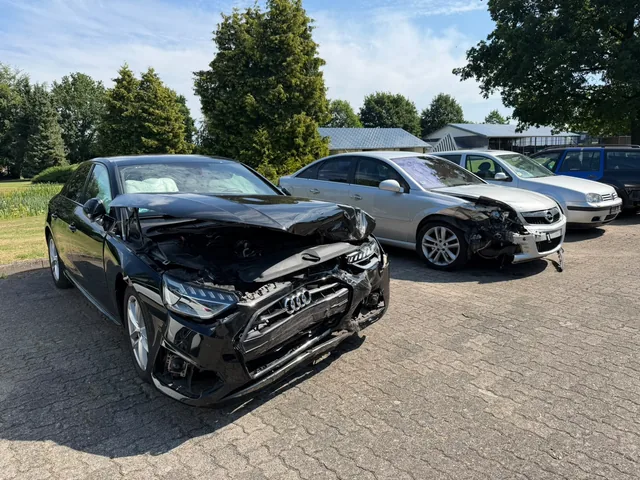 Audi mit stark verformter Motorhaube und beschädigter Front