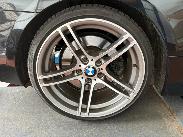 Nahaufnahme eines BMW-Rads mit Leichtmetallfelge und Bremsscheibe