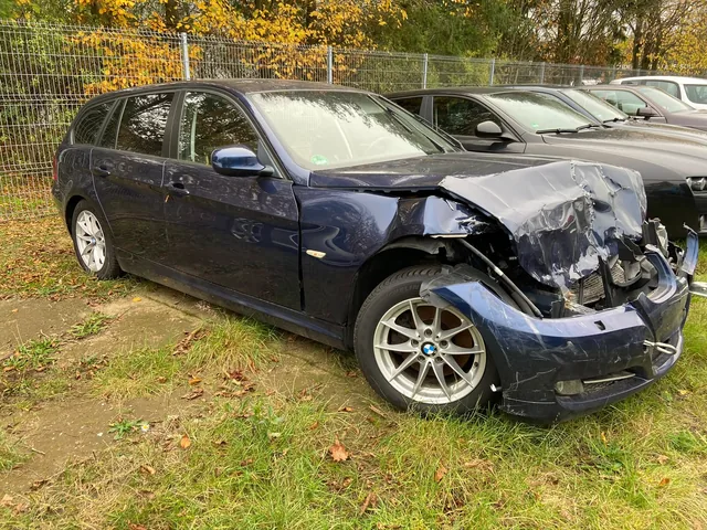 Dunkler BMW Kombi mit stark beschädigter Front