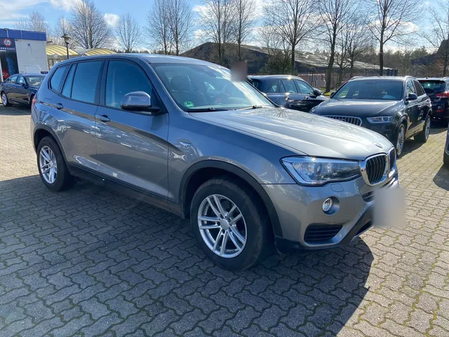 Silberner BMW X3 in der vorderen Dreiviertelansicht