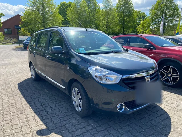 Dunkler Dacia Lodgy auf einem Fahrzeuggelände