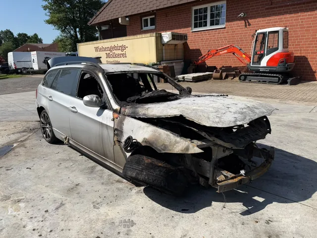 Silberner Kombi mit starkem Brandschaden an Motorraum und Innenraum