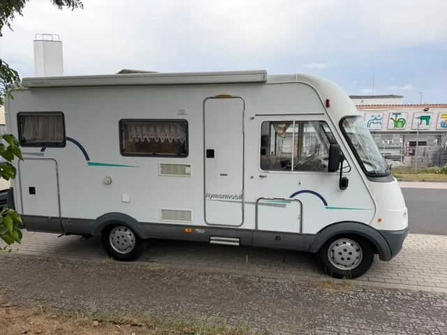 Integriertes weißes Hymer-Wohnmobil in der Seitenansicht