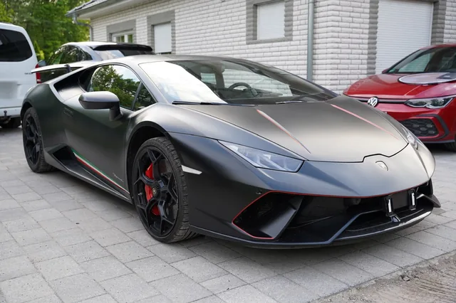 Grauer Lamborghini Huracán vor einer Werkstatt