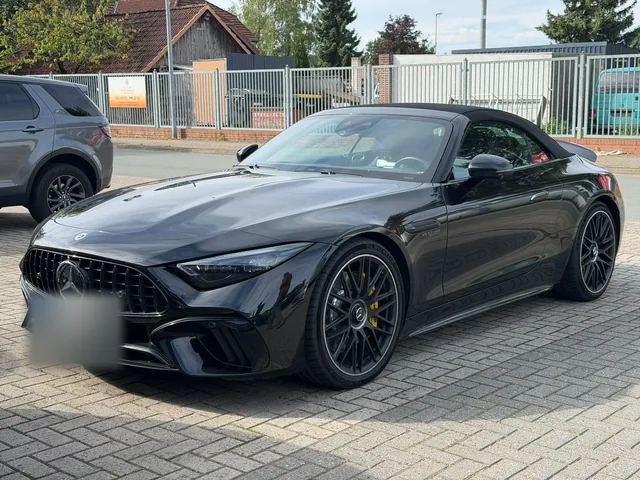 Graues Mercedes-AMG Cabriolet vor einem Werkstattgelände