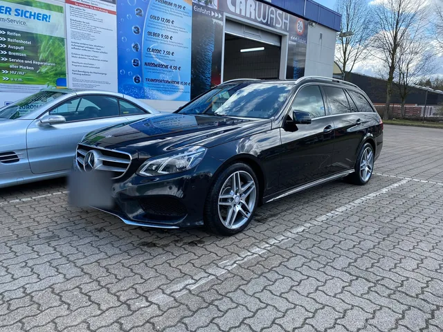 Dunkler Mercedes-Benz Kombi in der vorderen Dreiviertelansicht