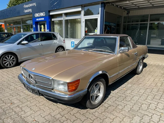 Goldfarbener Mercedes-Benz SL als klassisches Cabriolet