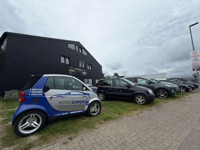 Blau-weiß beschrifteter NordExpert Smart auf einem Fahrzeuggelände