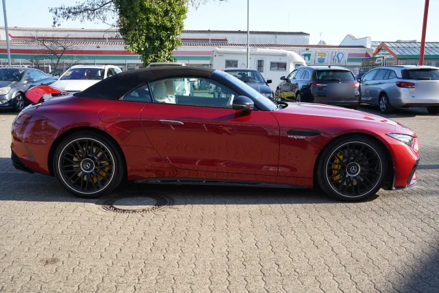 Roter Mercedes-AMG Roadster vor einer Werkstatt