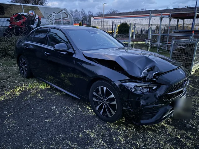 Mercedes-Benz mit beschädigter Front auf einem Fahrzeuggelände