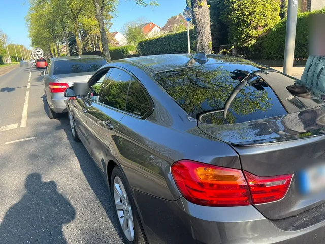 Silberner BMW mit Heckschaden nach einem Auffahrunfall