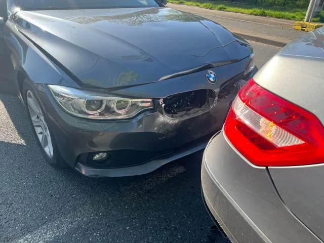 Unfallschaden zwischen BMW und Mercedes bei der Aufnahme vor Ort