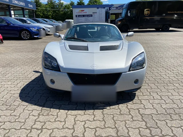 Silberner Opel Speedster in der Frontansicht