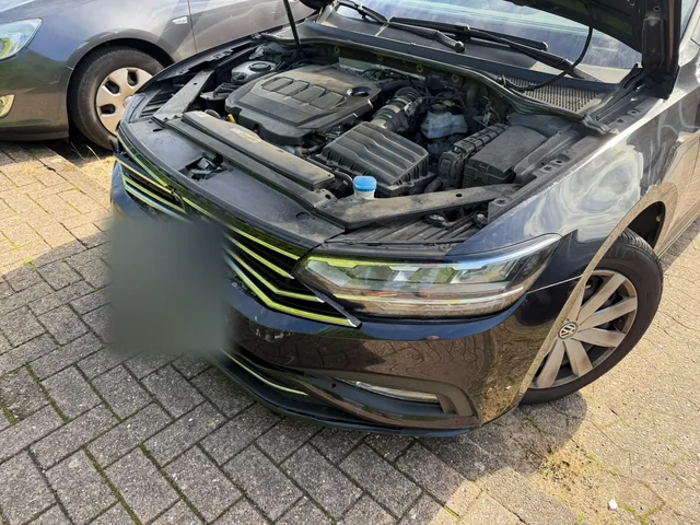 Volkswagen mit geöffneter Motorhaube bei einer Besichtigung