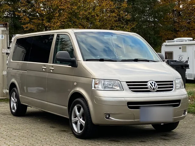 Silberner Volkswagen Multivan in der vorderen Dreiviertelansicht