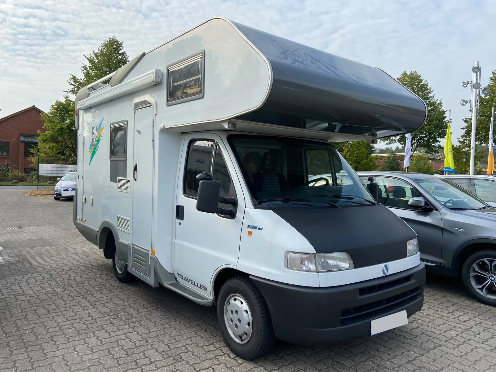 Wohnmobil mit Alkovenaufbau in der Außenansicht