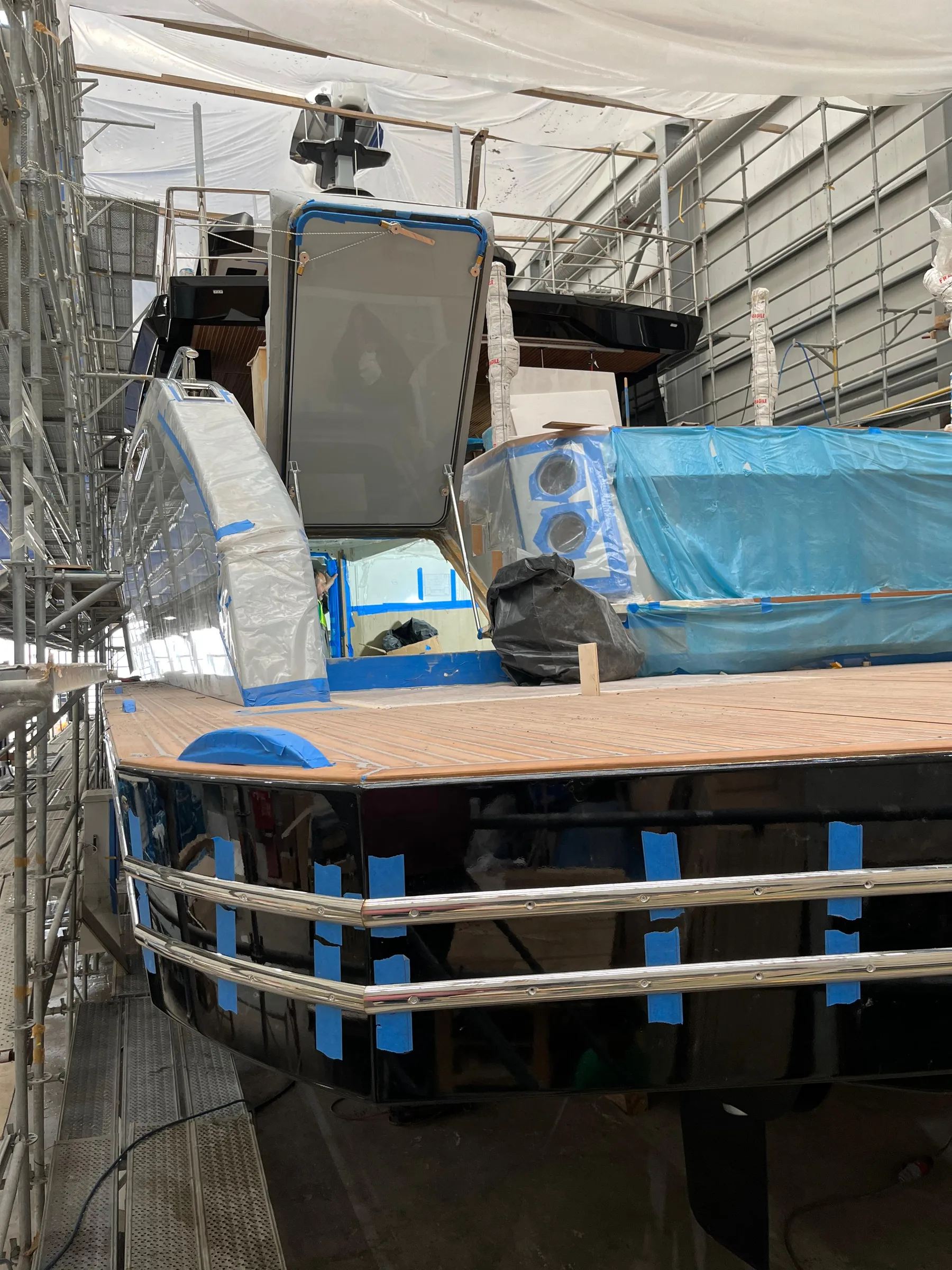 Motoryacht während Arbeiten in einer Werft