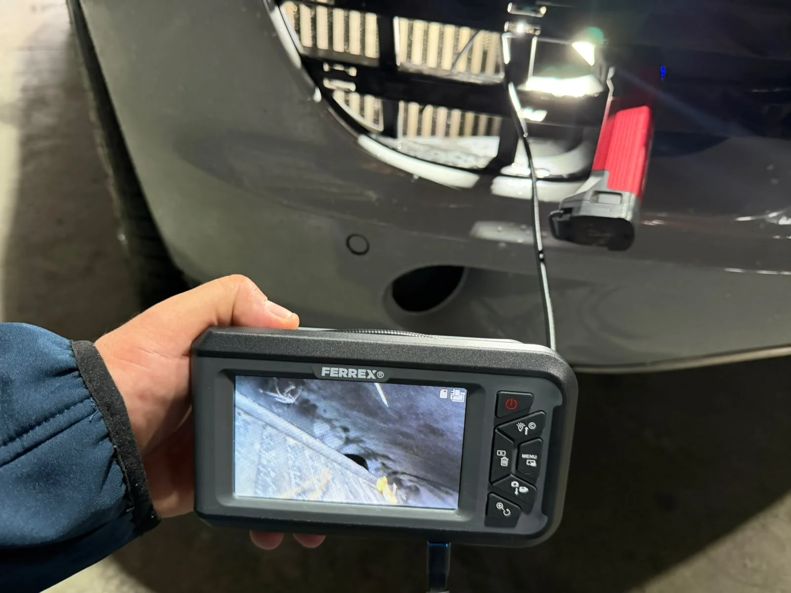 Detailprüfung am Fahrzeug mit einer Endoskopkamera