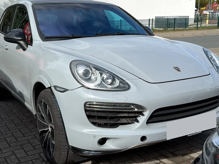 Porsche Cayenne mit dokumentiertem Frontschaden