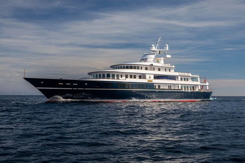Superyacht während der Fahrt auf See