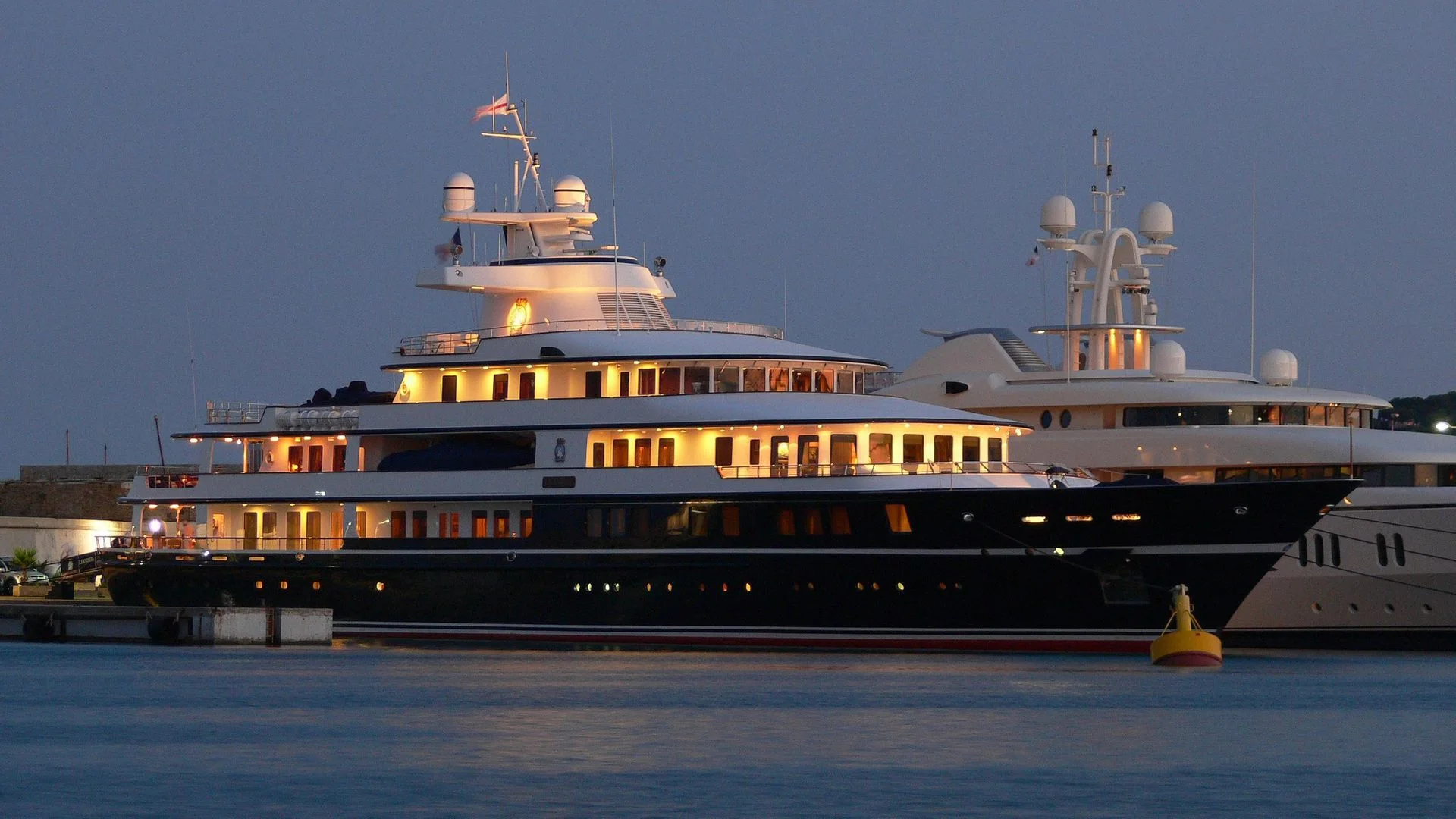 Superyacht bei Abendlicht in einem Hafen