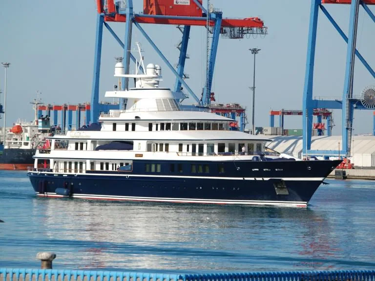 Superyacht im Umfeld einer Werft